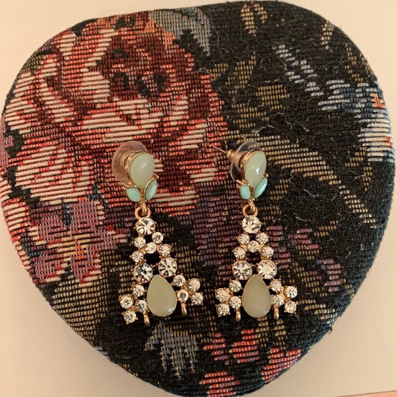 Gorgeous drop earrings 1.5” - Picture 4 of 6